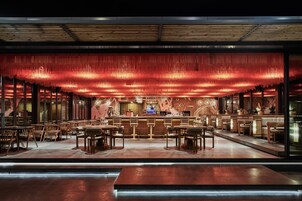 5 restaurants; breakfast, lunch, dinner, and brunch served