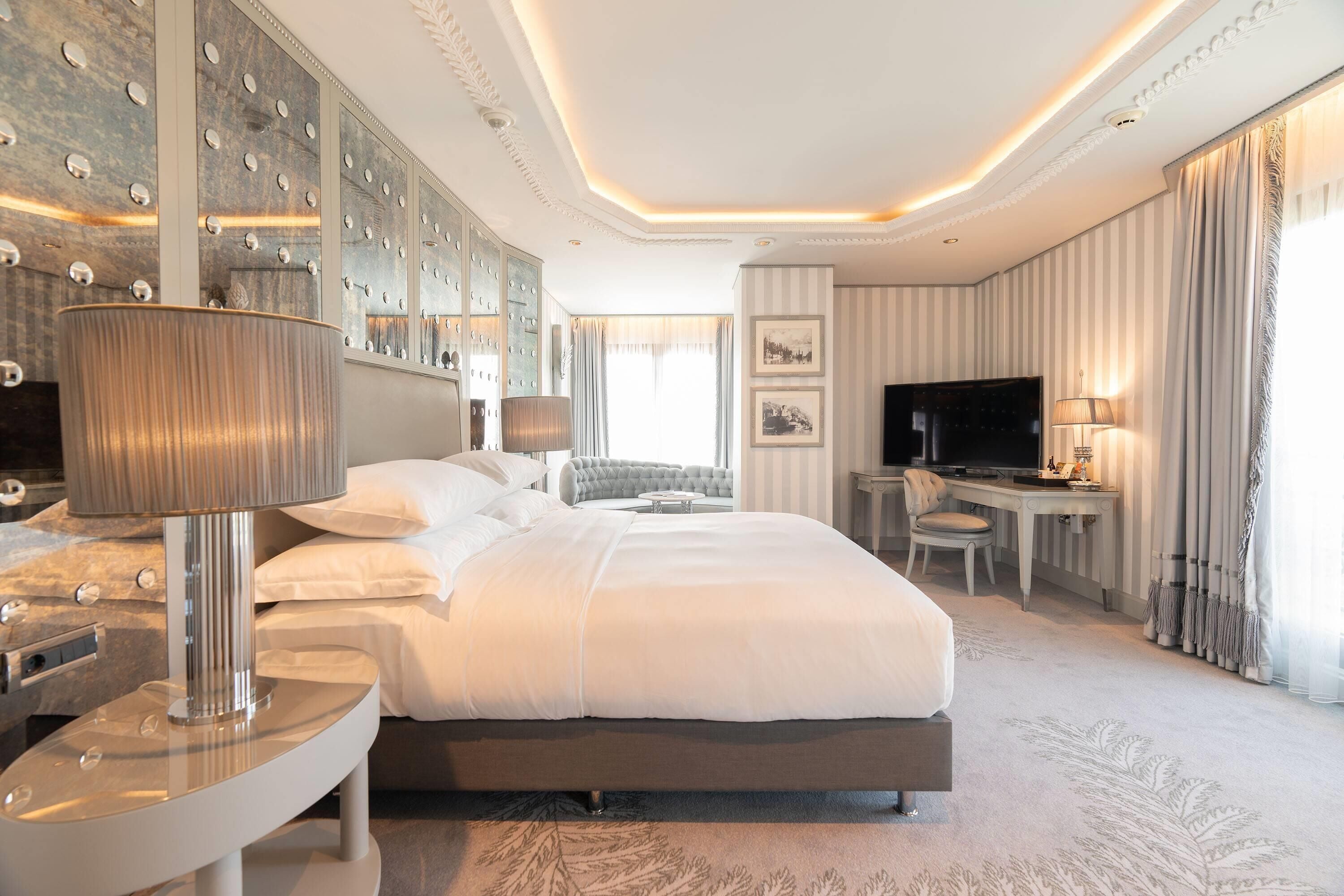 Zimmer, 1 King-Bett, Whirlpool, Blick auf den Jachthafen (Corner) | Hochwertige Bettwaren, Pillowtop-Betten, Minibar, Zimmersafe