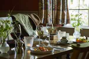 朝食、ディナーに営業 (郷土料理)