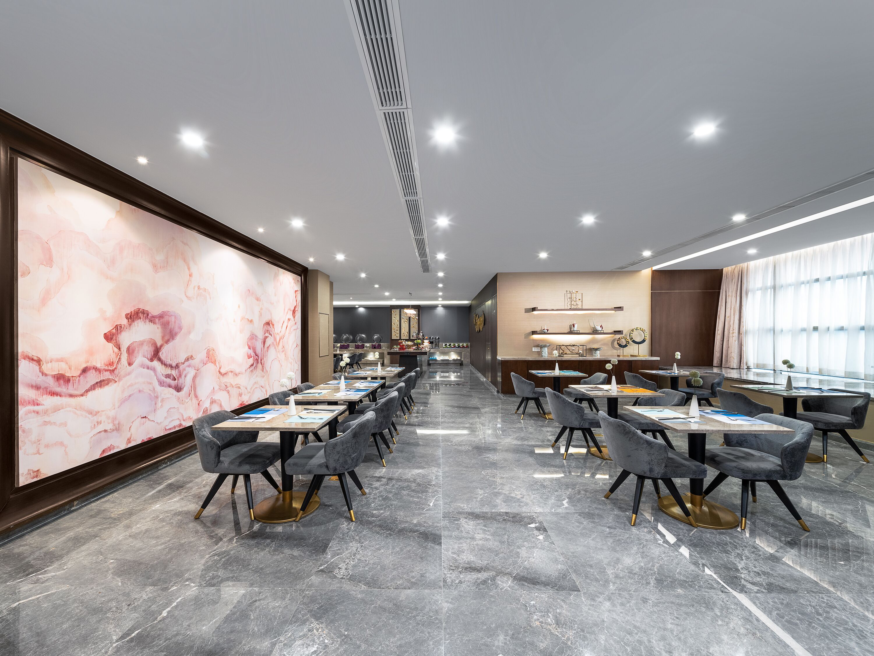 2 间餐厅，供应早餐、午餐和晚餐