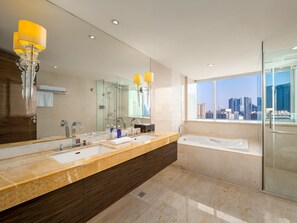 Combined shower/bathtub, rainfall showerhead, free toiletries - Dorsett Chengdu (Chengdu)