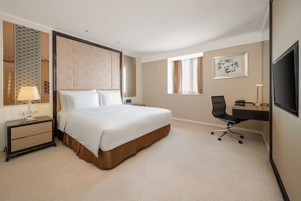 Executive Suite | Down duvets, minibar, in-room safe, individually decorated