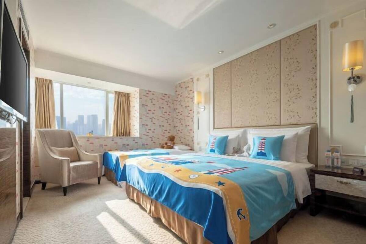 Down comforters, minibar, in-room safe, desk