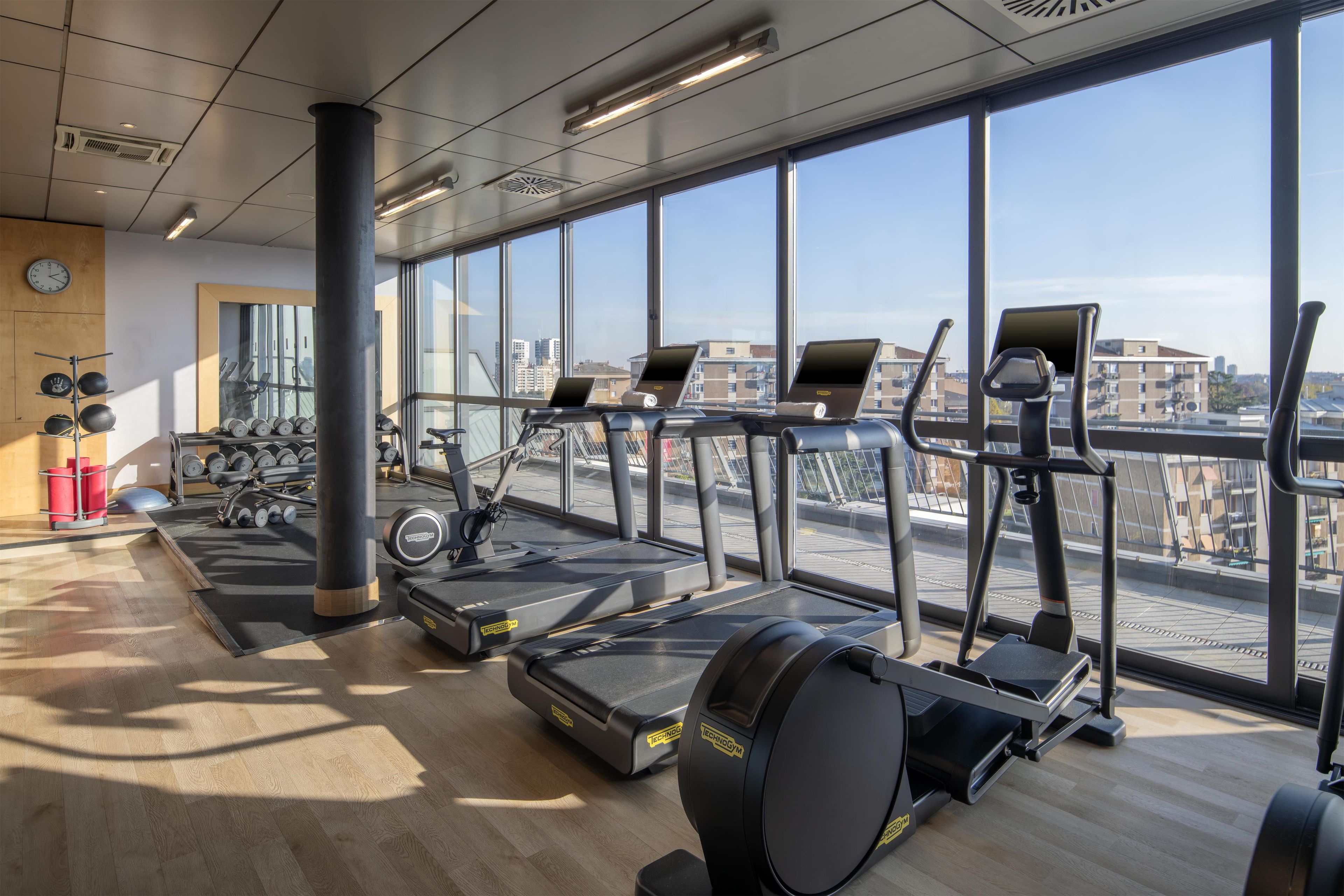 Ett gym med löpband, crosstrainers och fria vikter.