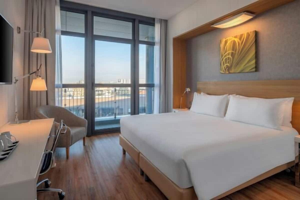 Down duvets, minibar, in-room safe, soundproofing