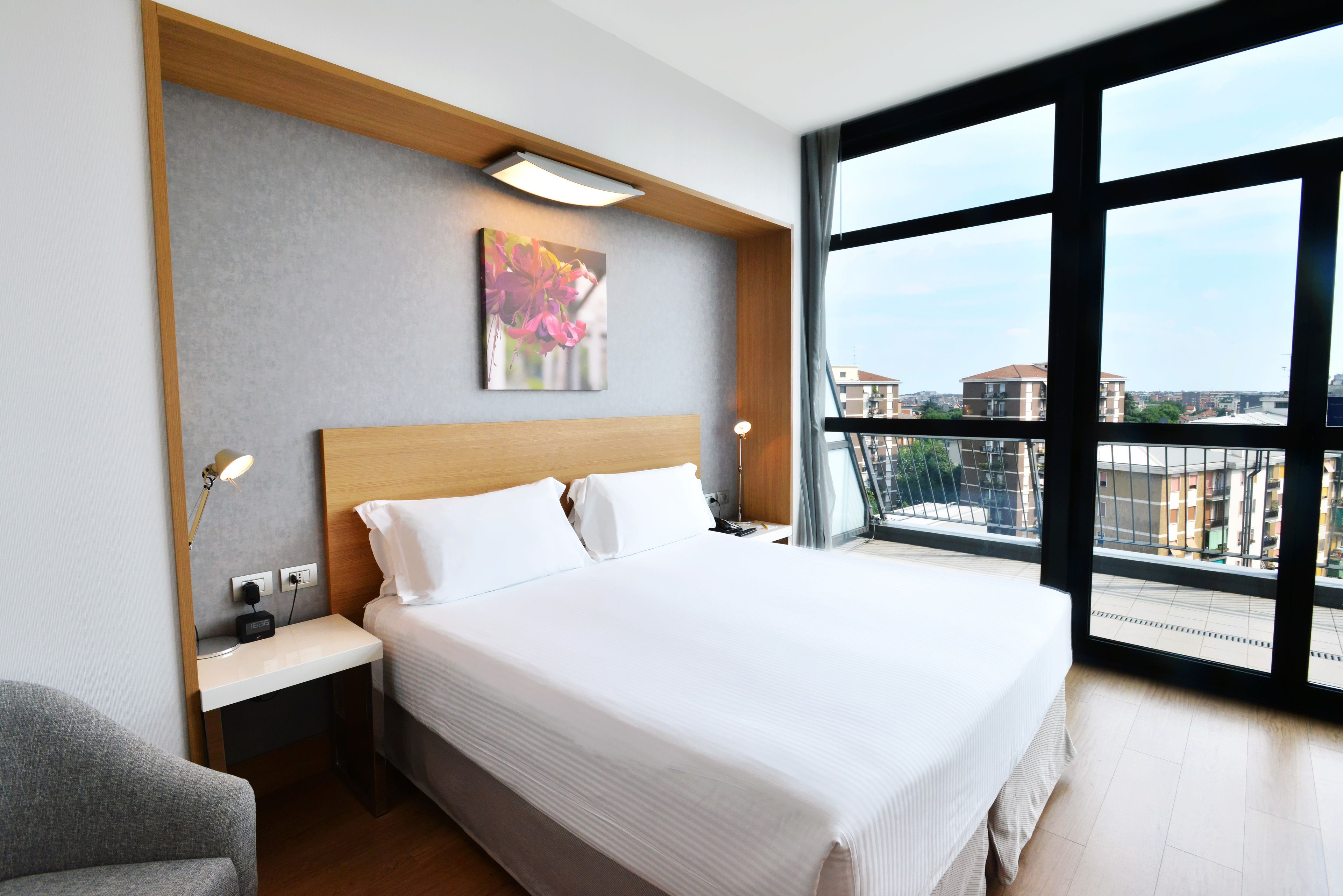 deluxe room, 1 king bed | down duvets, minibar, in-room safe, soundproofing