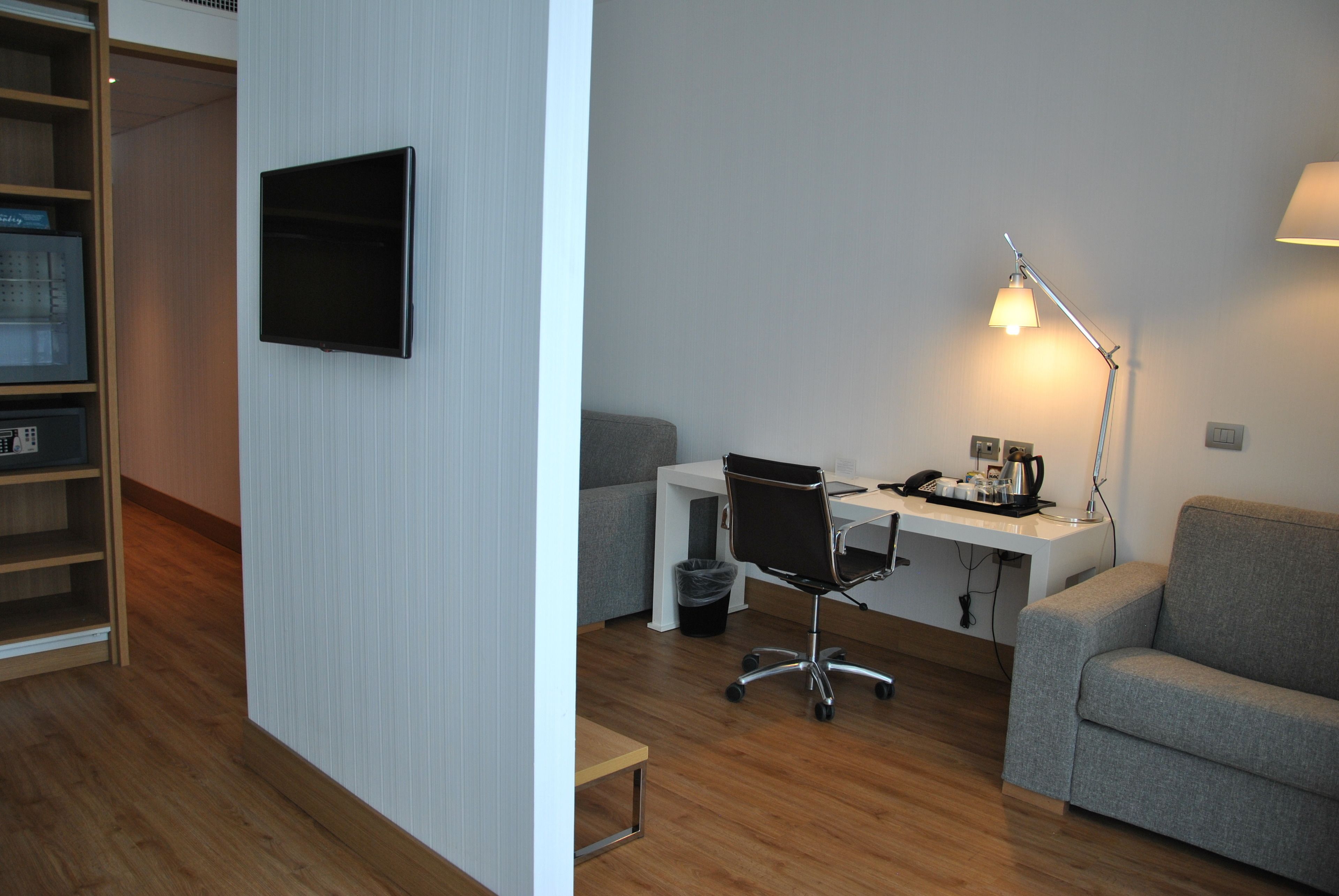 junior suite, 2 single beds, accessible | coffee and/or coffee maker