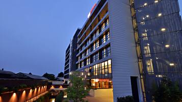 Facciata della struttura - sera/notte