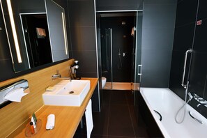 Deluxe Room, 1 King Bed | Bathroom | Free toiletries, towels - Hilton Garden Inn Milan North (Milan)