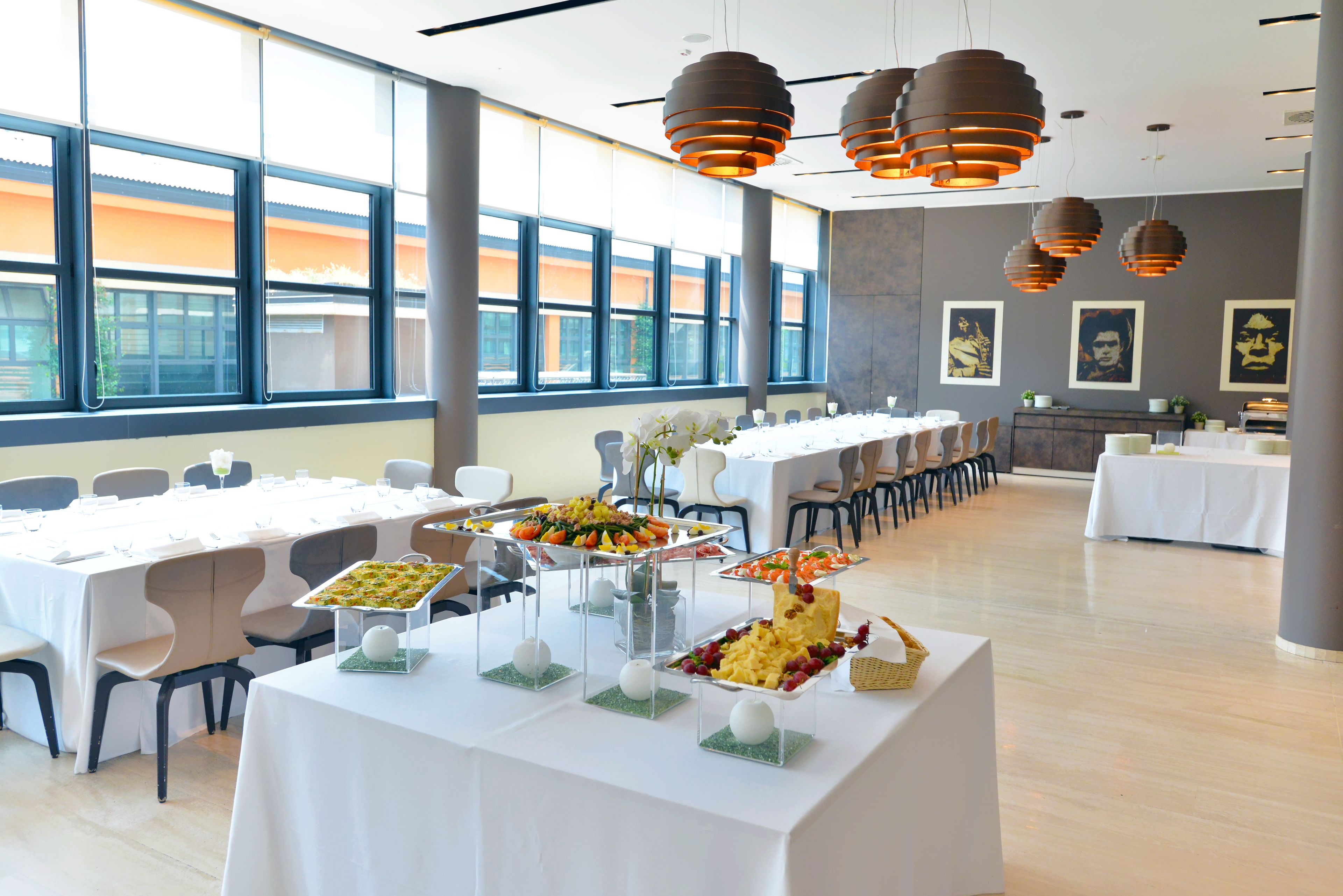 breakfast, lunch, dinner served; international cuisine