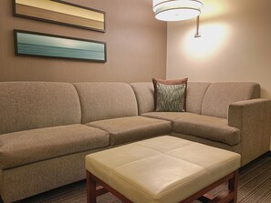 Habitación estándar, 2 camas Queen size | Ropa de cama de alta calidad y caja de seguridad en la habitación
