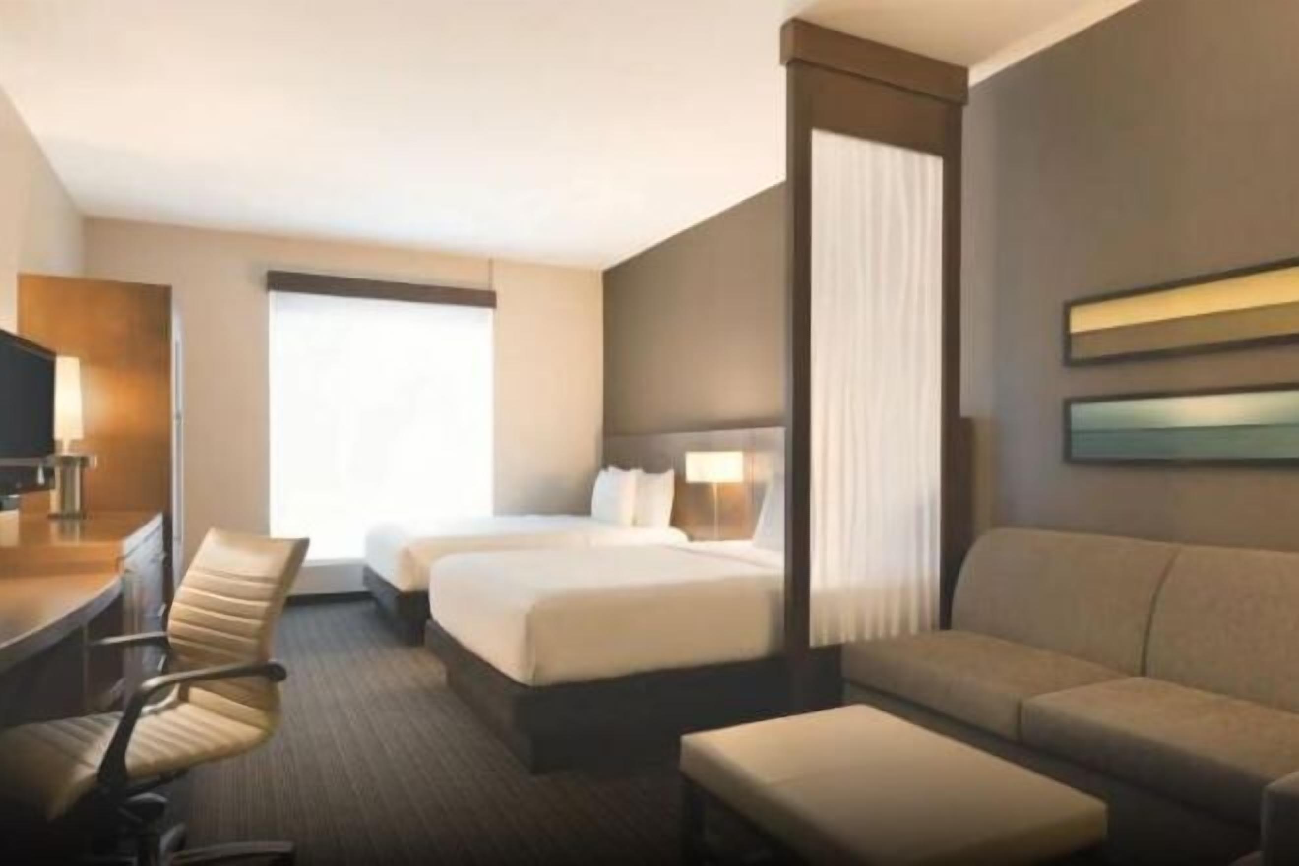 Ropa de cama de alta calidad y caja de seguridad en la habitación 