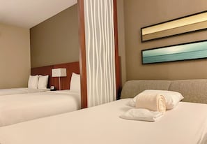 Habitación estándar, 2 camas Queen size | Ropa de cama de alta calidad y caja de seguridad en la habitación