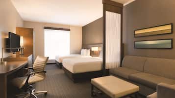 Ropa de cama de alta calidad y caja de seguridad en la habitación