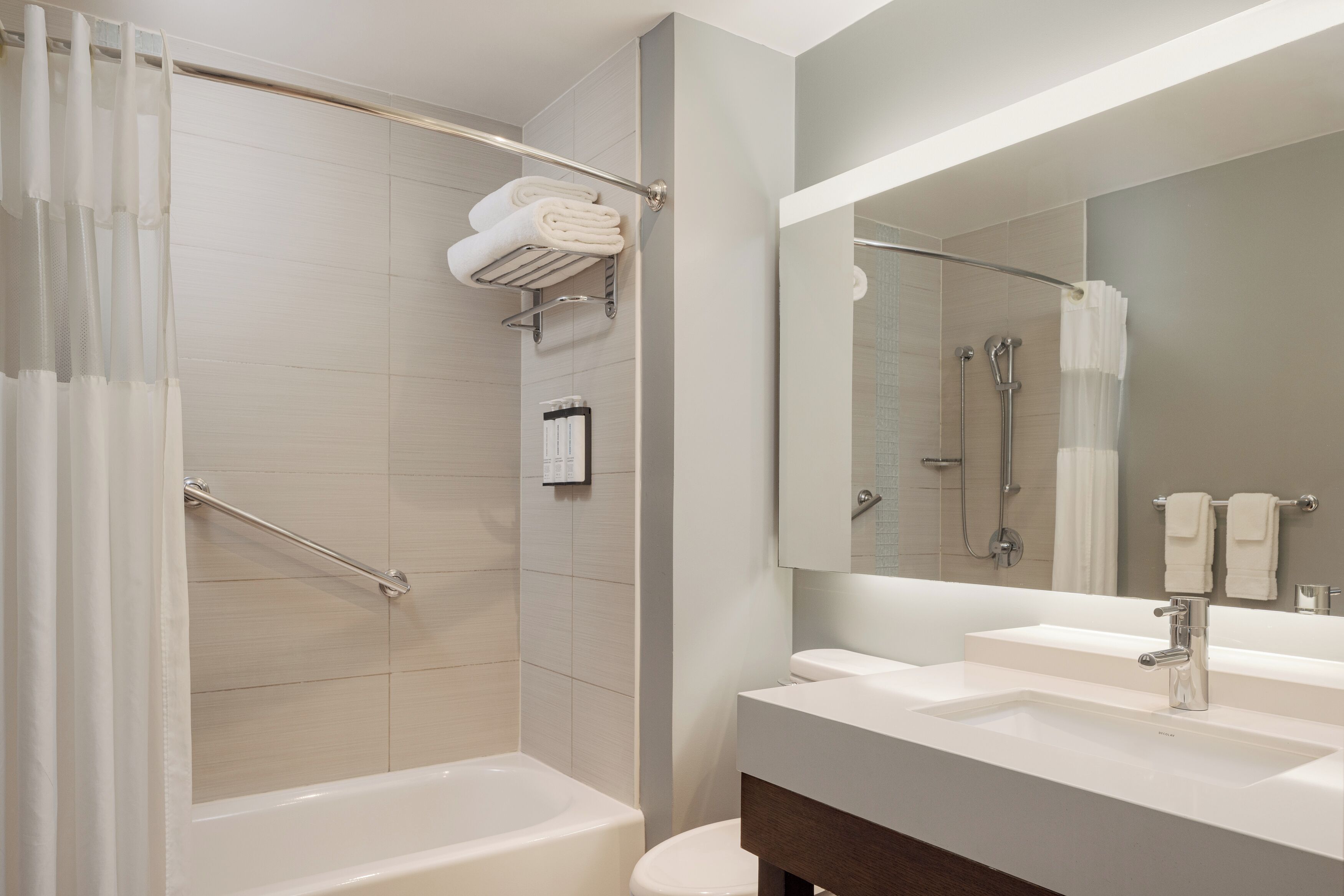 Standard Room, 2 Queen Beds | Bathroom
