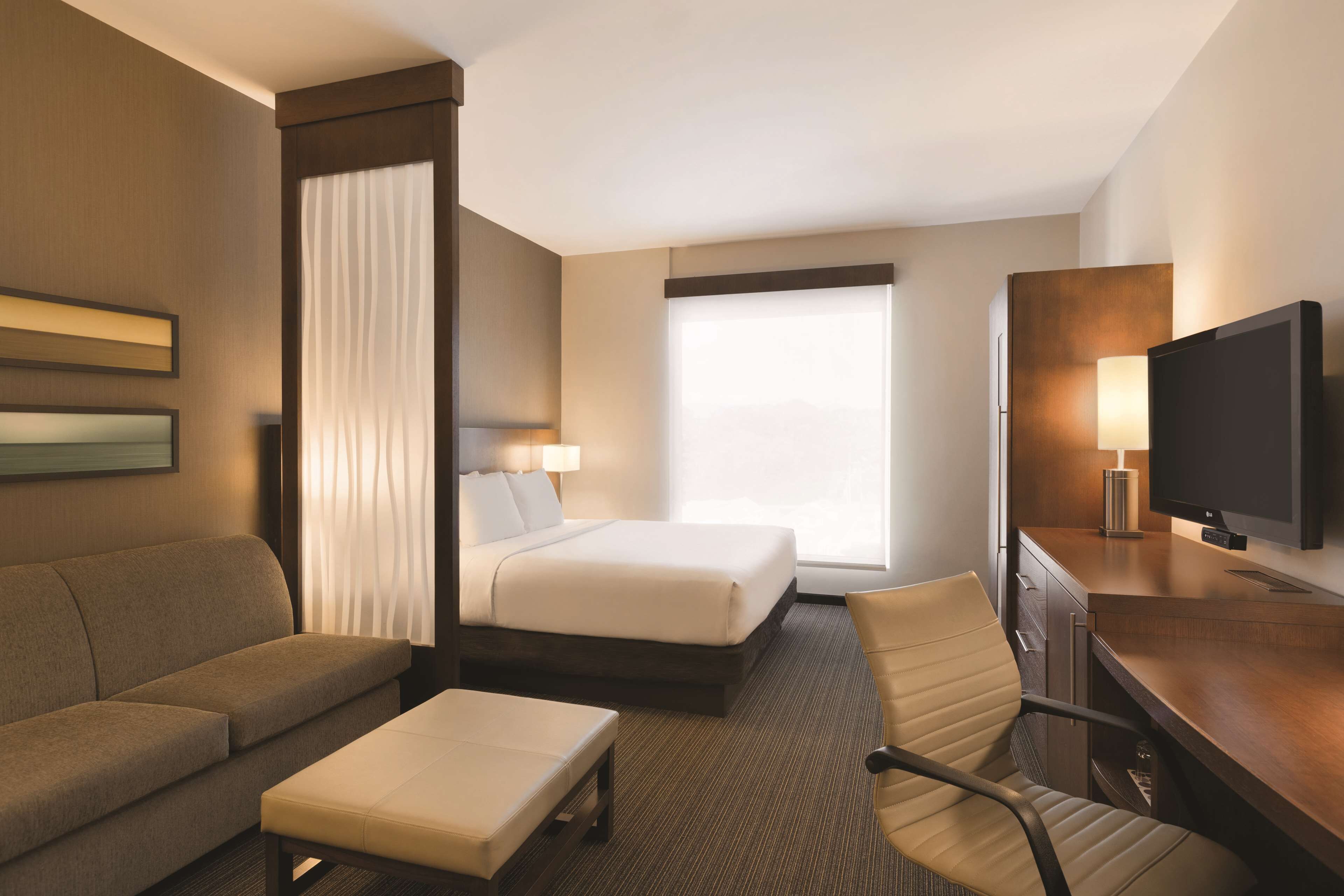 standard room, 1 king bed | premium bedding, in-room safe, desk, soundproofing