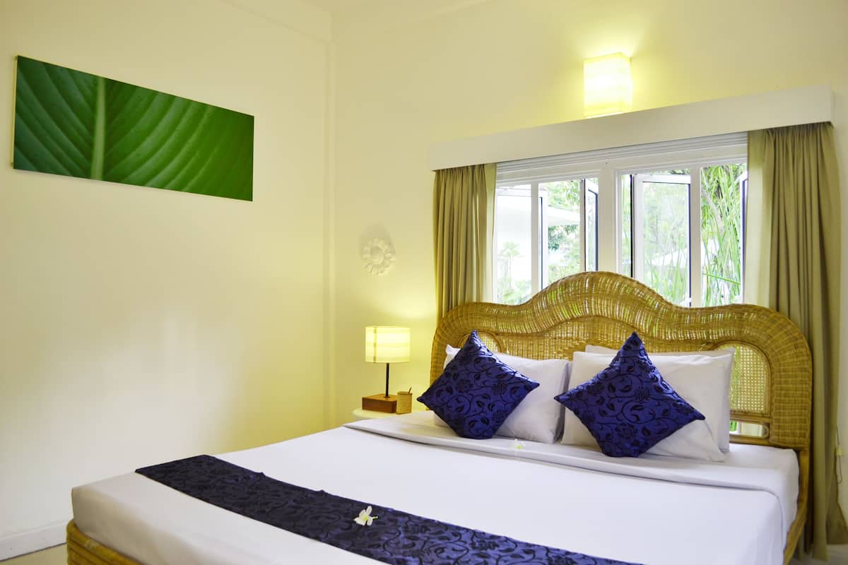 Habitación Deluxe doble, 1 cama de matrimonio grande, vistas a la piscina | Colchones con acolchado adicional, minibar, caja fuerte y escritorio