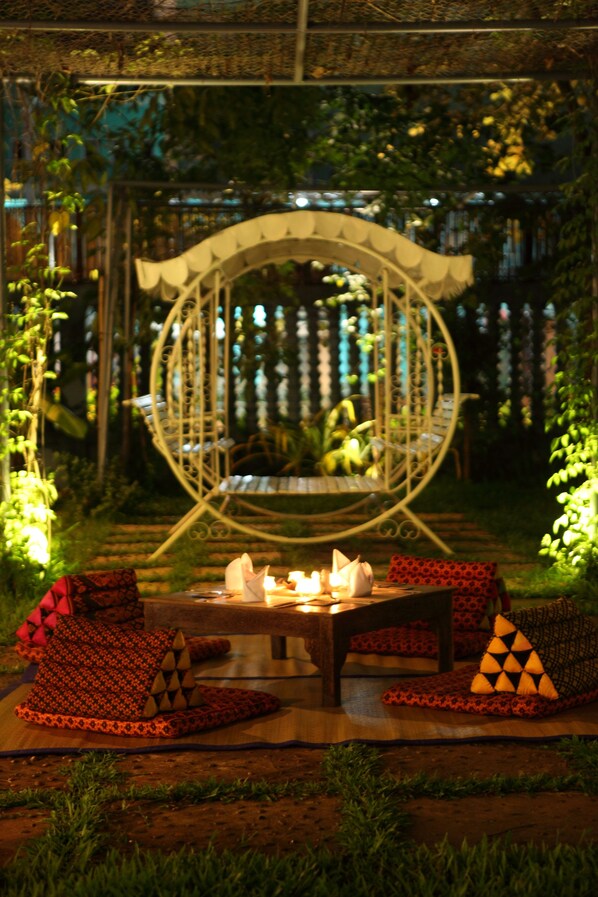 Breakfast, lunch, dinner served; international cuisine, pool views - The Frangipani Green Garden Hotel & Spa (Siem Reap)