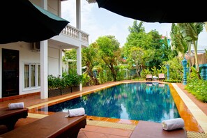 室外游泳池，池畔遮阳伞