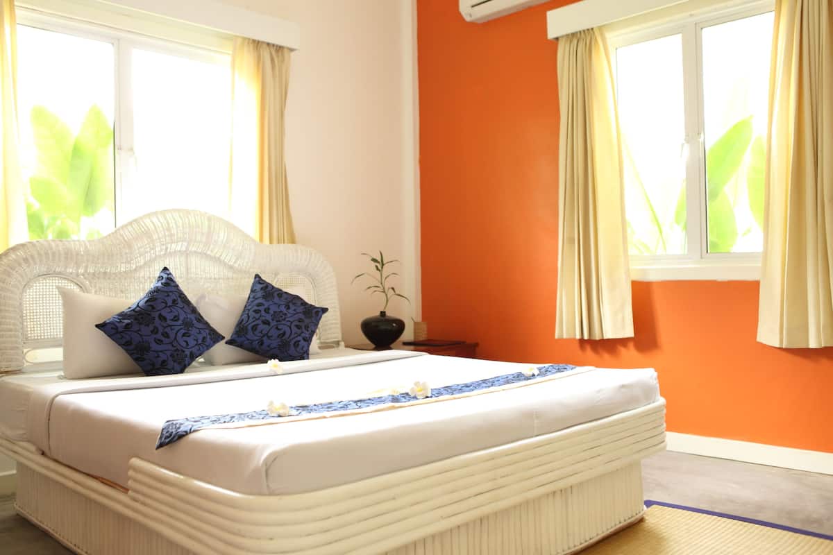 Suite, 1 cama de matrimonio grande | Colchones con acolchado adicional, minibar, caja fuerte y escritorio
