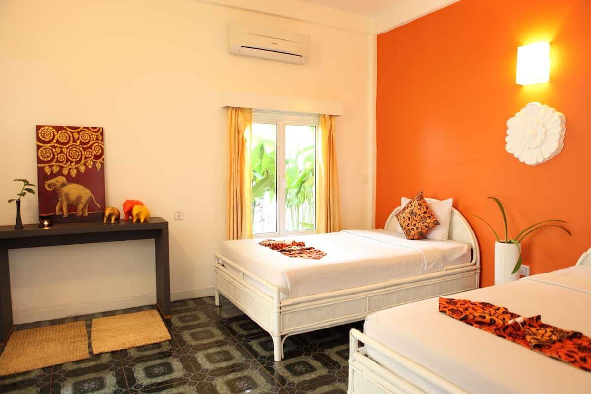 Suite, 2 camas individuales | Colchones con acolchado adicional, minibar, caja fuerte y escritorio
