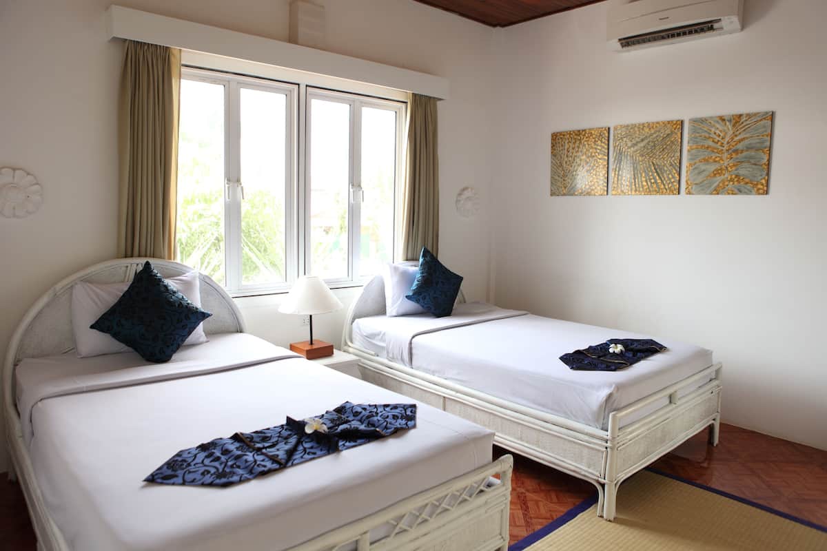 Habitación Deluxe con 2 camas individuales, 2 camas individuales, vistas a la piscina | Colchones con acolchado adicional, minibar, caja fuerte y escritorio