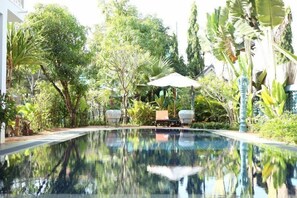Outdoor pool, pool umbrellas - The Frangipani Green Garden Hotel & Spa (Siem Reap)