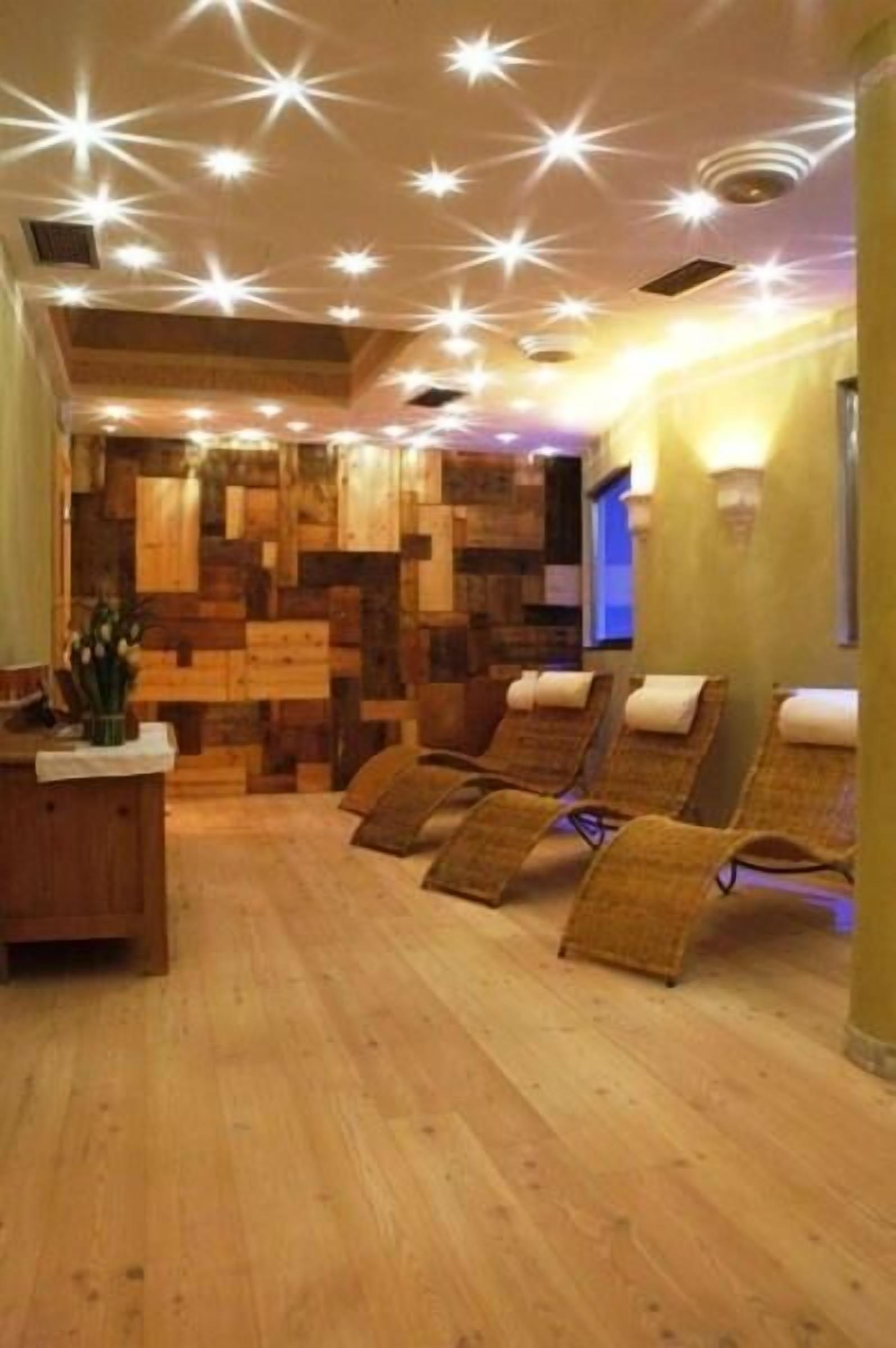 Sauna, poreallas, turkkilainen sauna, vartalohoitoja, hydroterapiaa