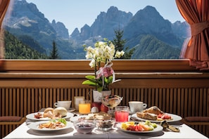 Colazione a buffet, servita tutte le mattine (15 EUR a persona)