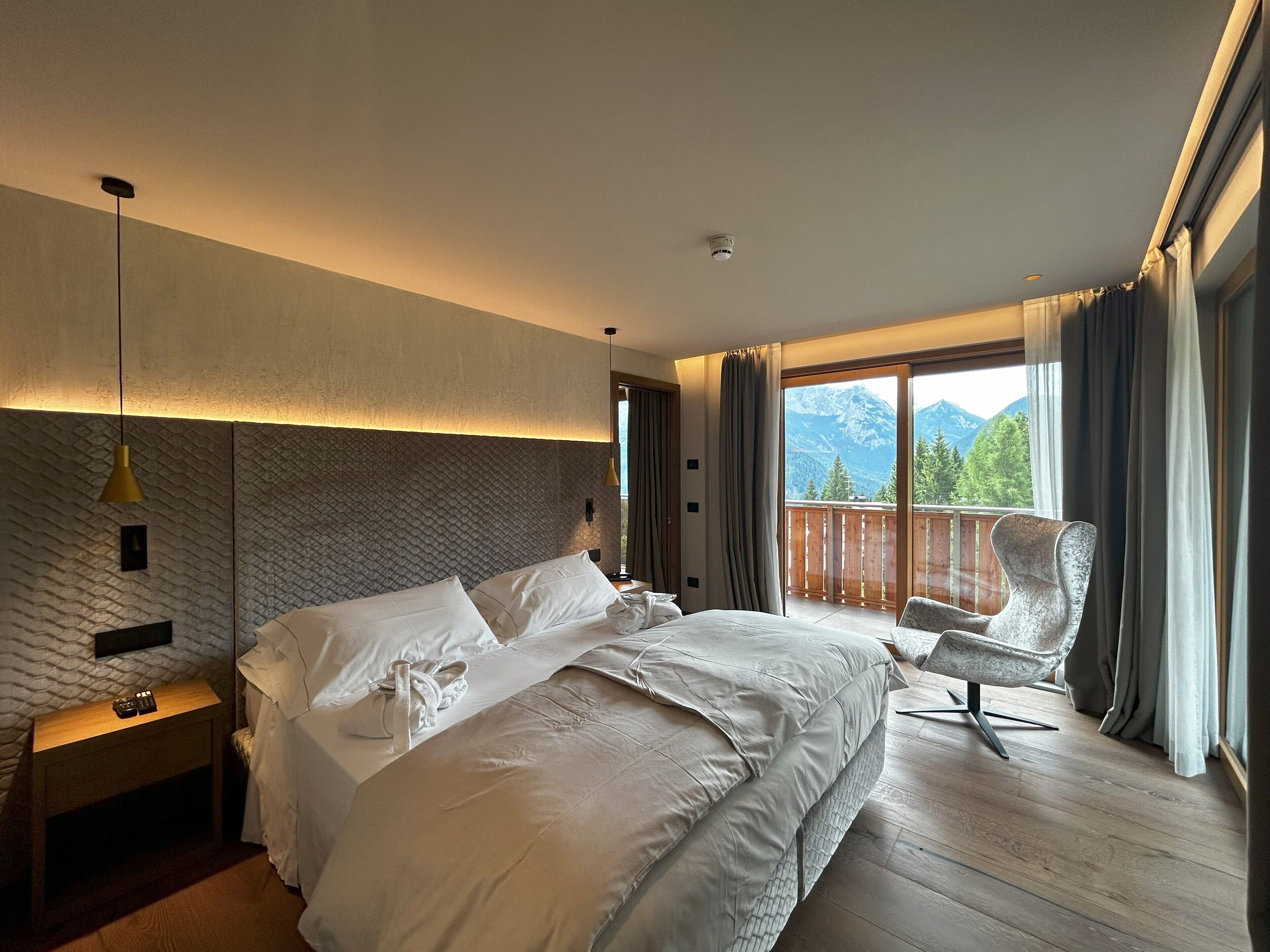 华丽套房 | 高档床上用品、迷你吧、客房内保险箱、办公桌