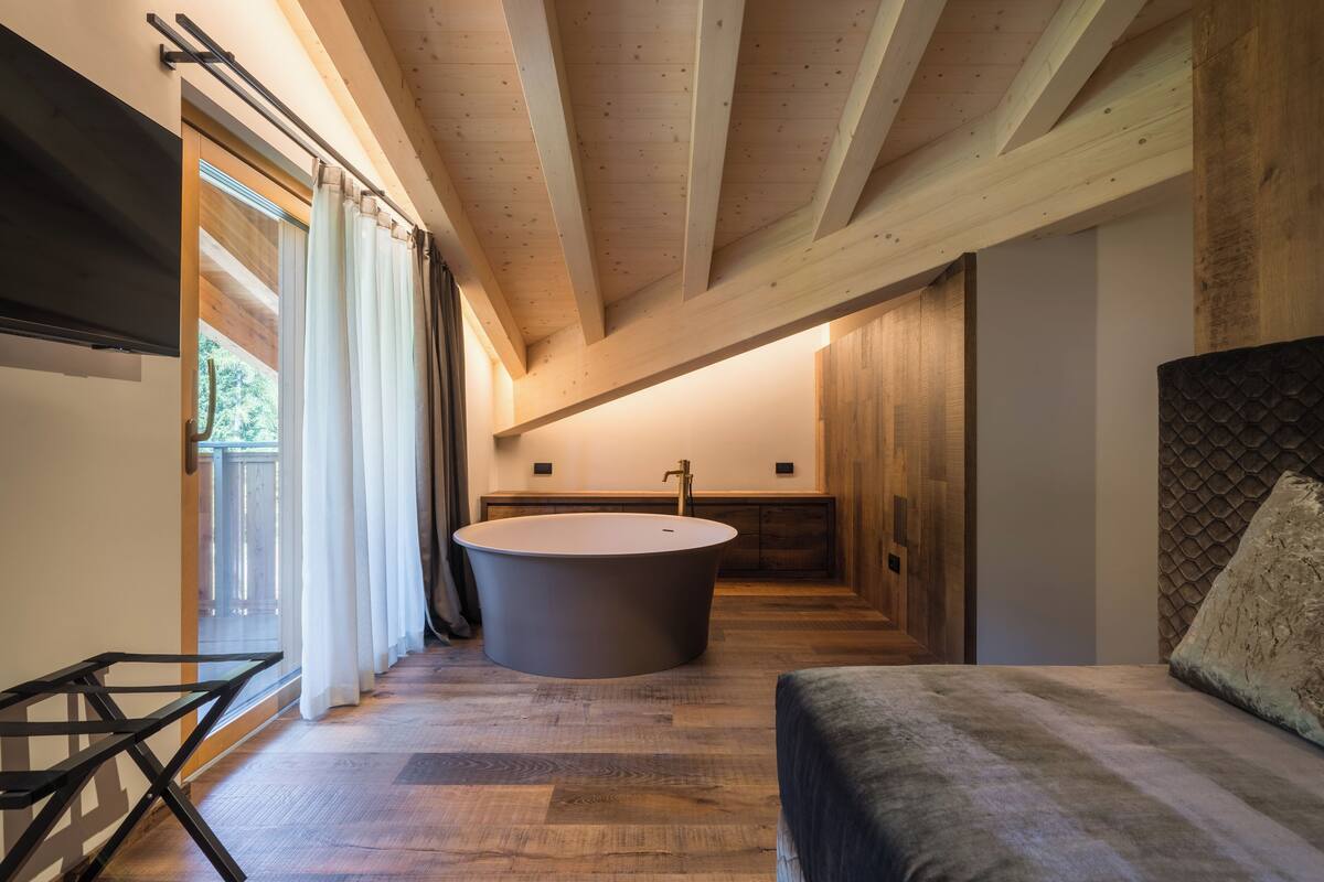 executive suite, mountain view | living area | 24-inch tv with satellite channels