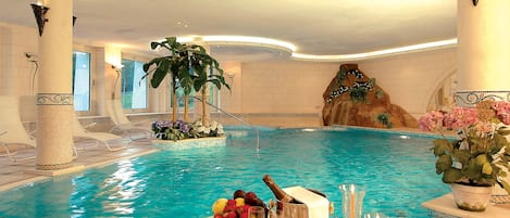 Inomhuspool med öppettider 08.00 till 20.00, och solstolar