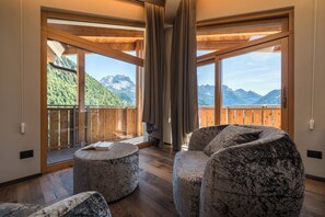 Executive Suite, Mountain View | 1 bedroom, premium bedding, minibar, in-room safe
