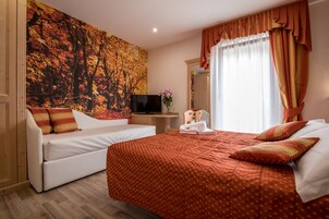 Habitación con 1 cama doble o 2 individuales | Colchones Select Comfort, caja fuerte, escritorio y cortinas opacas