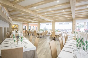 Se sirven desayunos, almuerzos y cenas; cocina italiana