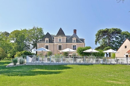 Property grounds. Le Manoir des Cèdres