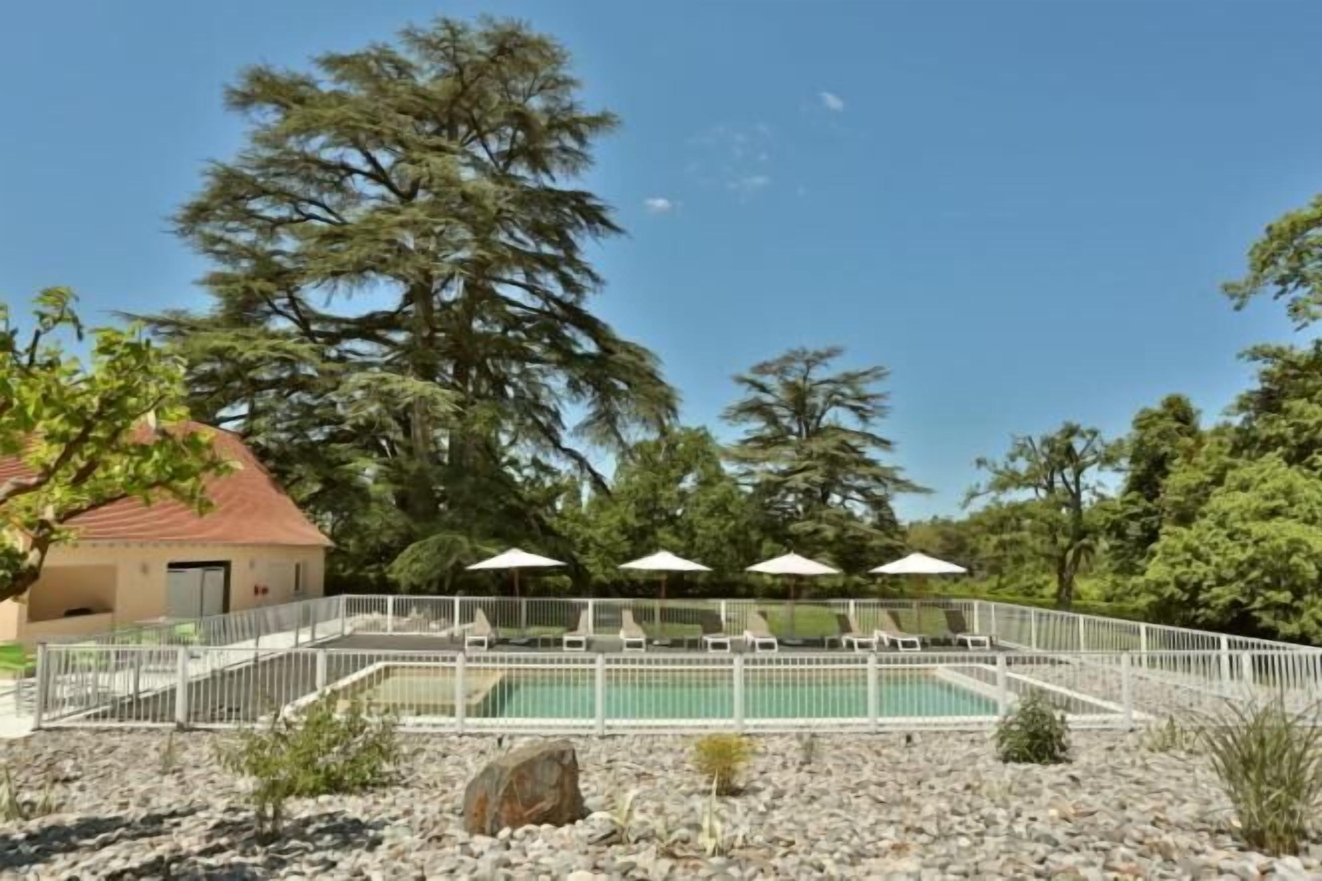 seasonal outdoor pool, pool loungers