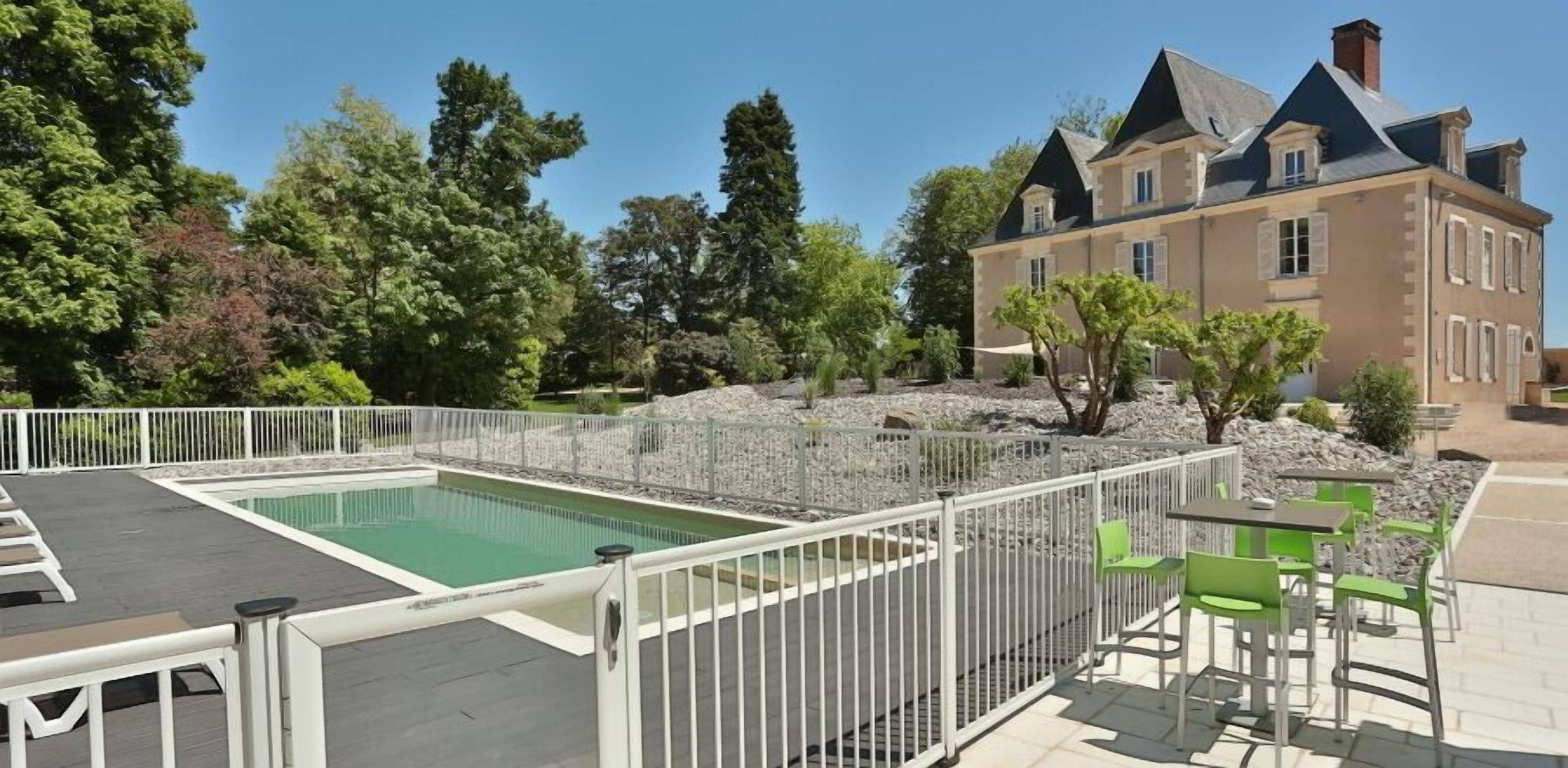 Piscine extérieure (ouverte en saison), chaises longues