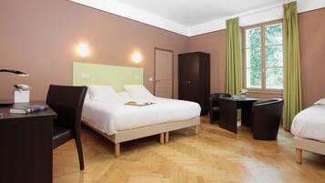 Habitación triple superior | Caja fuerte, escritorio, espacio para trabajar con un portátil