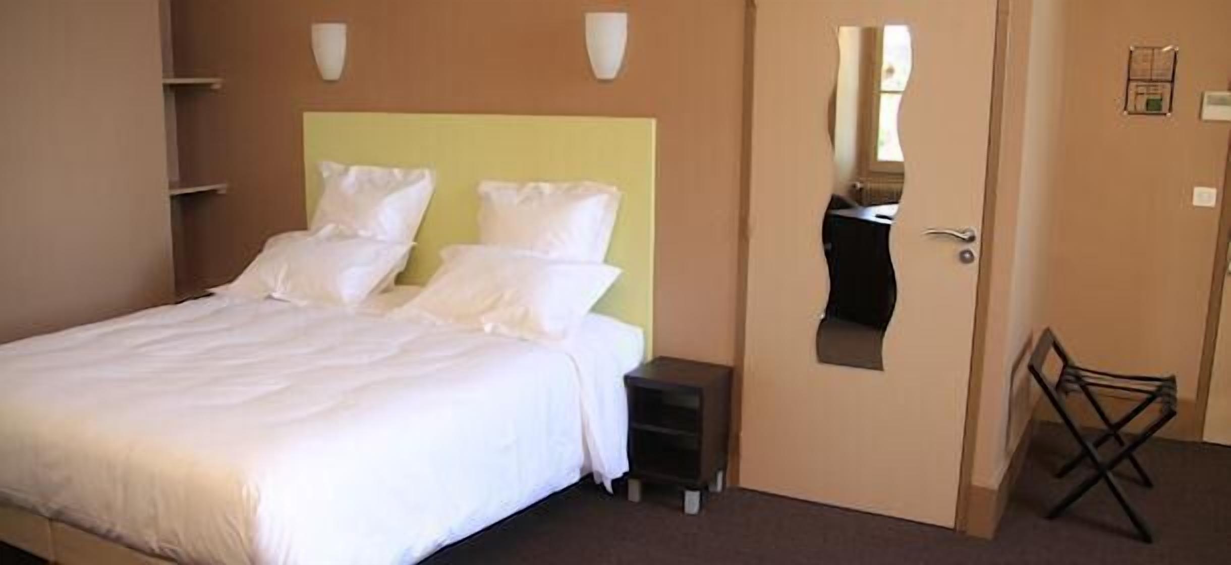 in-room safe, desk, laptop workspace, blackout curtains