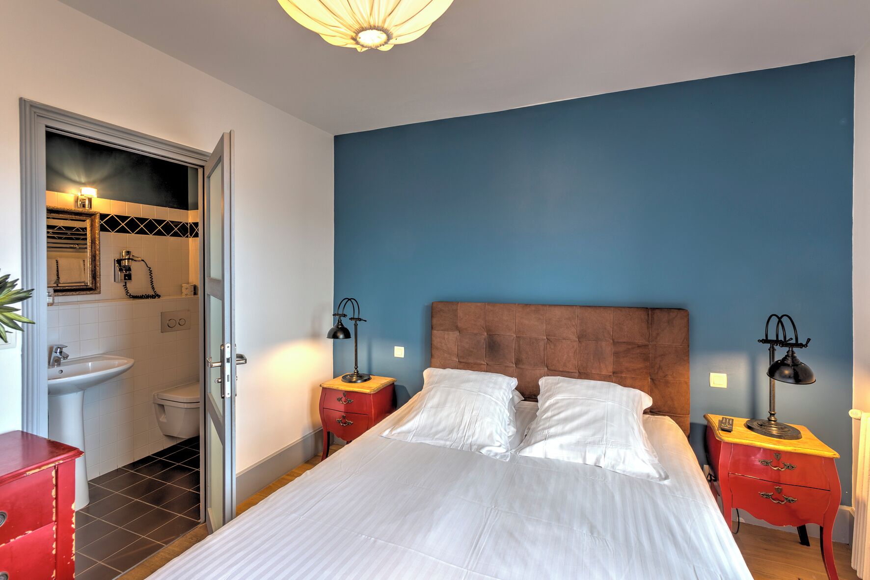 chambre double vue village avec douche | premium bedding, free wifi, bed sheets