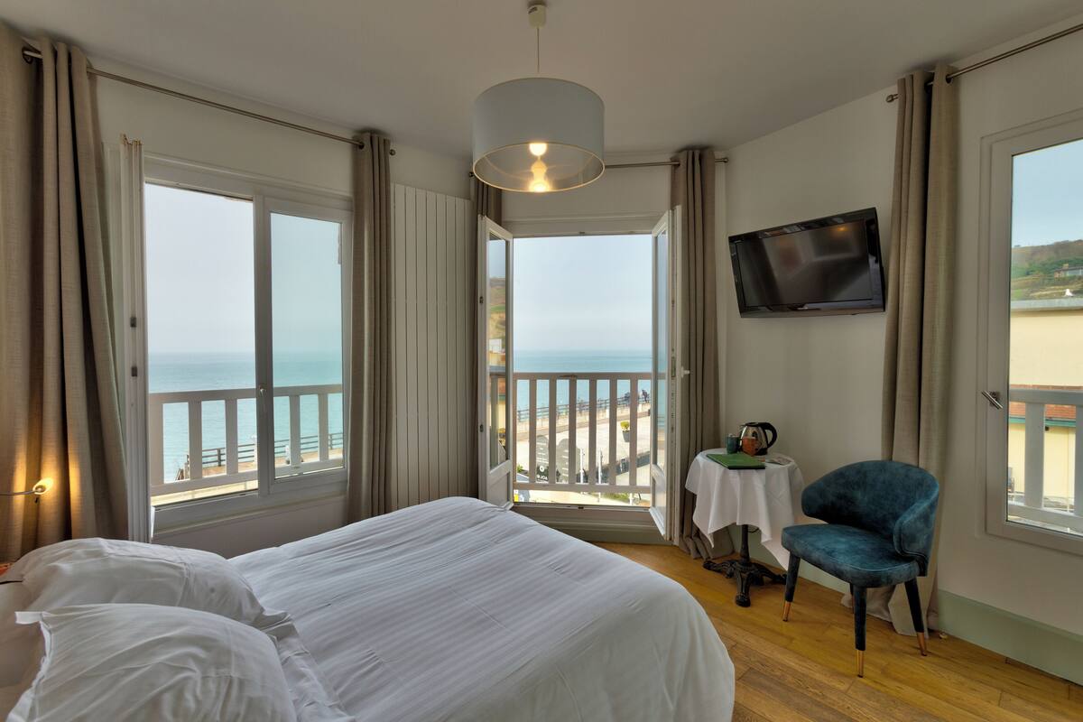 premium bedding, free wifi, bed sheets