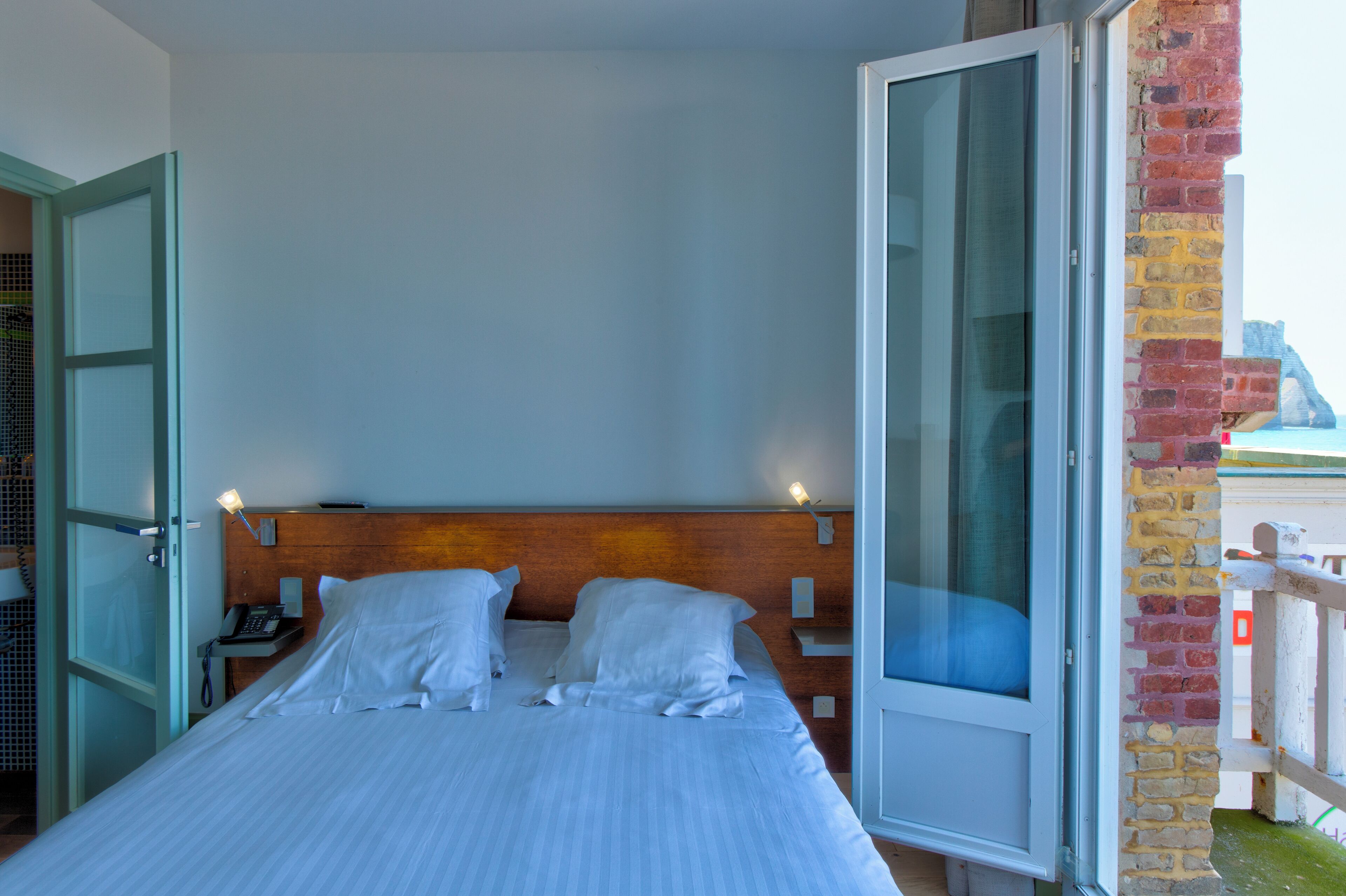 premium bedding, free wifi, bed sheets