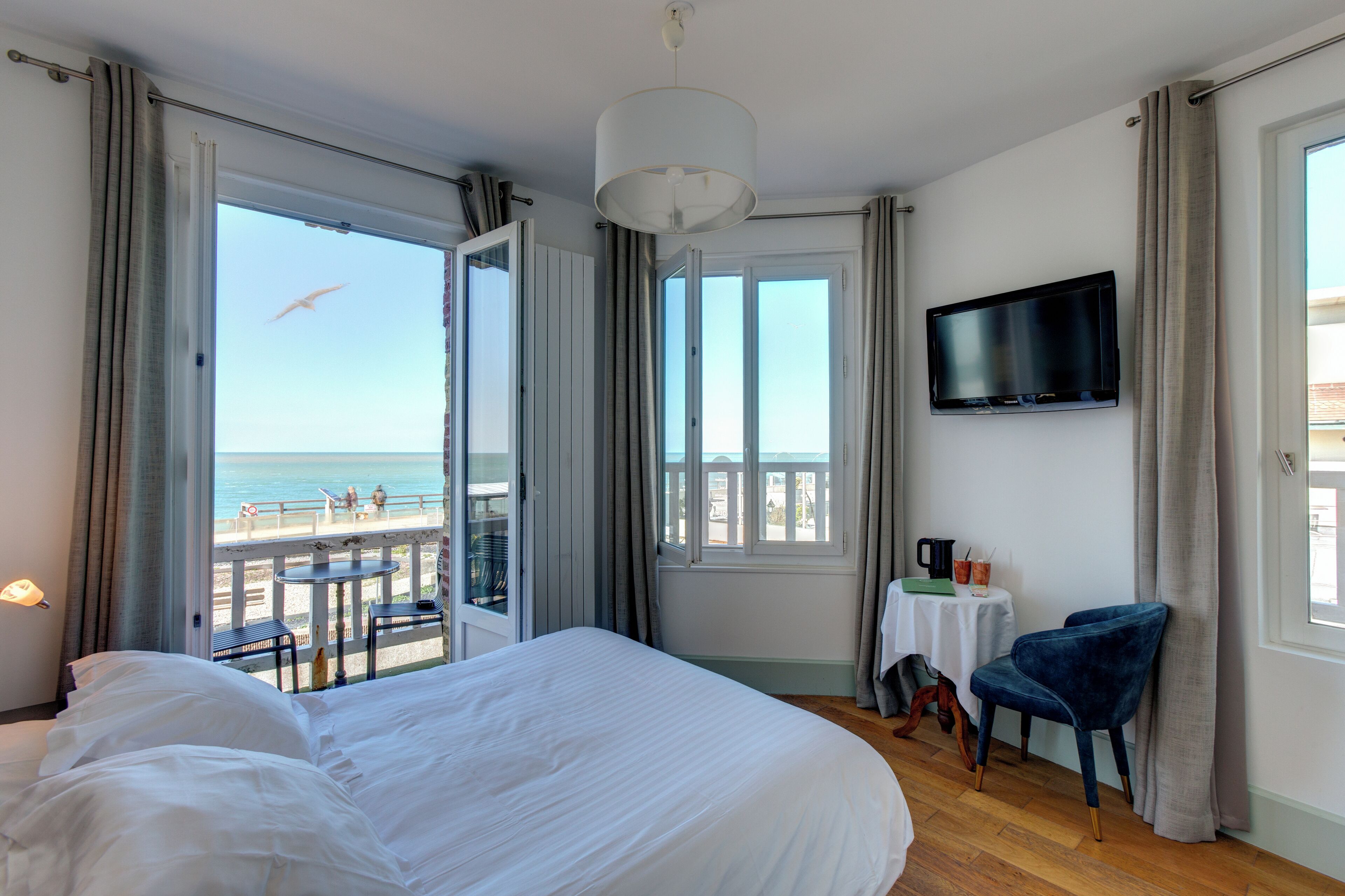 premium bedding, free wifi, bed sheets