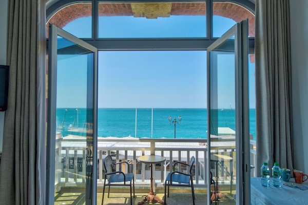 Chambre double vue mer avec balcon et baignoire | View from room