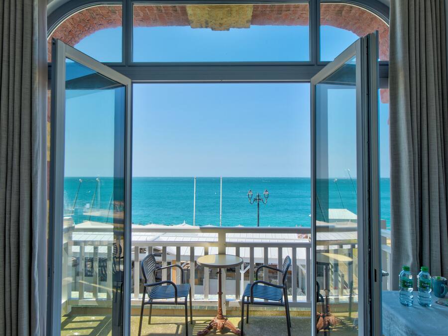 Chambre double vue mer avec balcon et baignoire | View from room