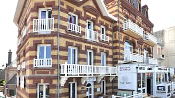 A multi-story building with a reception area, a restaurant, and a cafe.