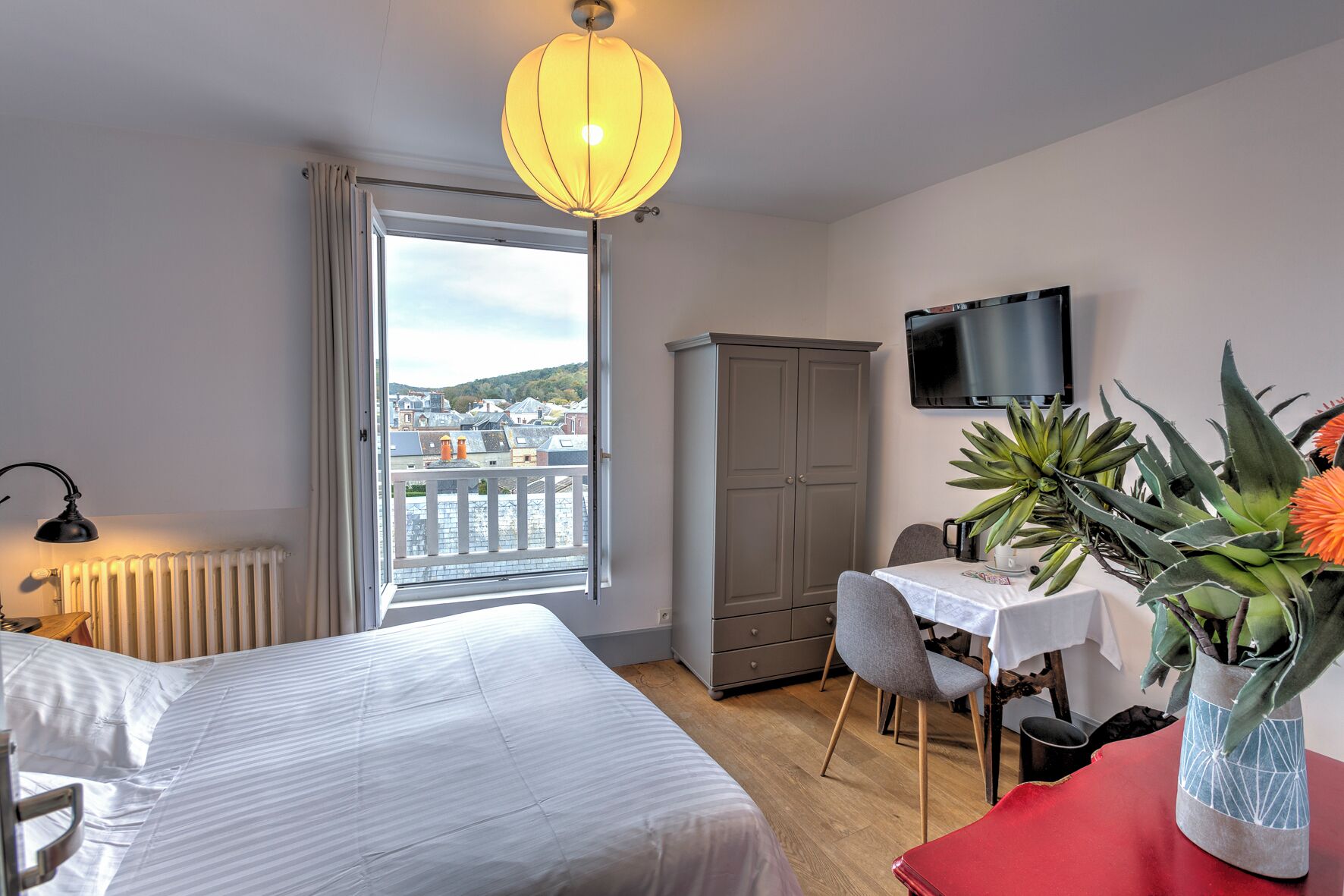 chambre double vue village avec douche | premium bedding, free wifi, bed sheets