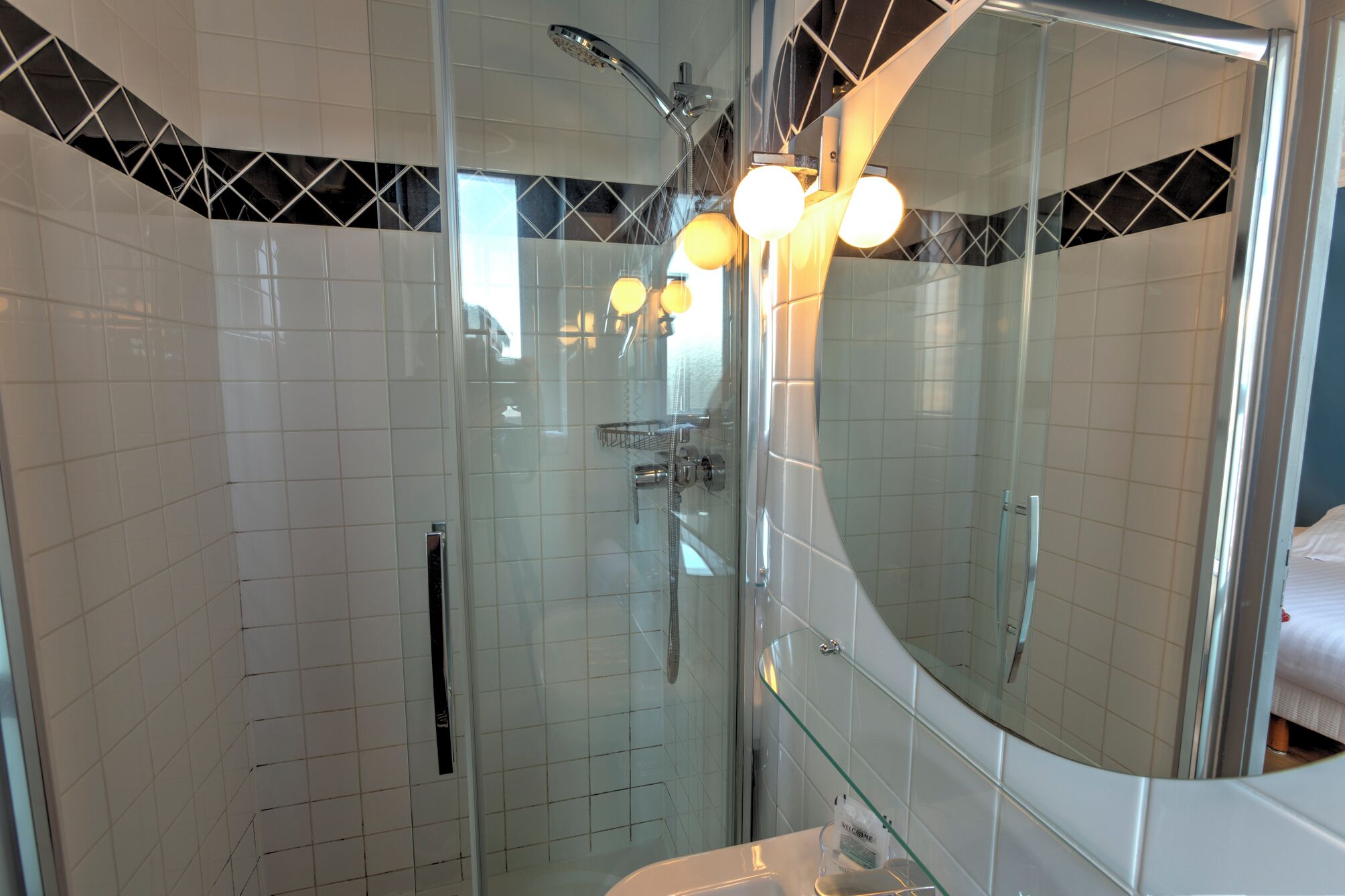 chambre double vue village avec douche | bathroom | free toiletries, hair dryer, towels