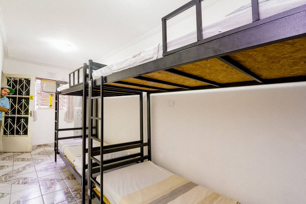 Delad sovsal - Standard - sovsal (män och kvinnor) (4 Beds - A/C ) | Värdeförvaringsskåp på rummet, strykjärn/strykbräda och gratis wi-fi